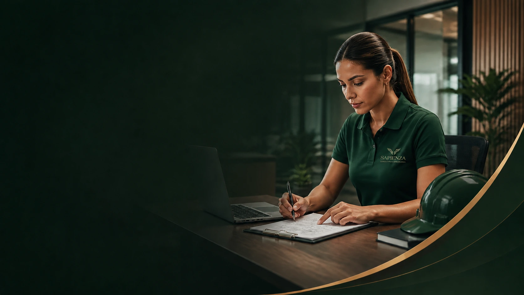 Consultora de saúde e segurança analisando um plano de gestão